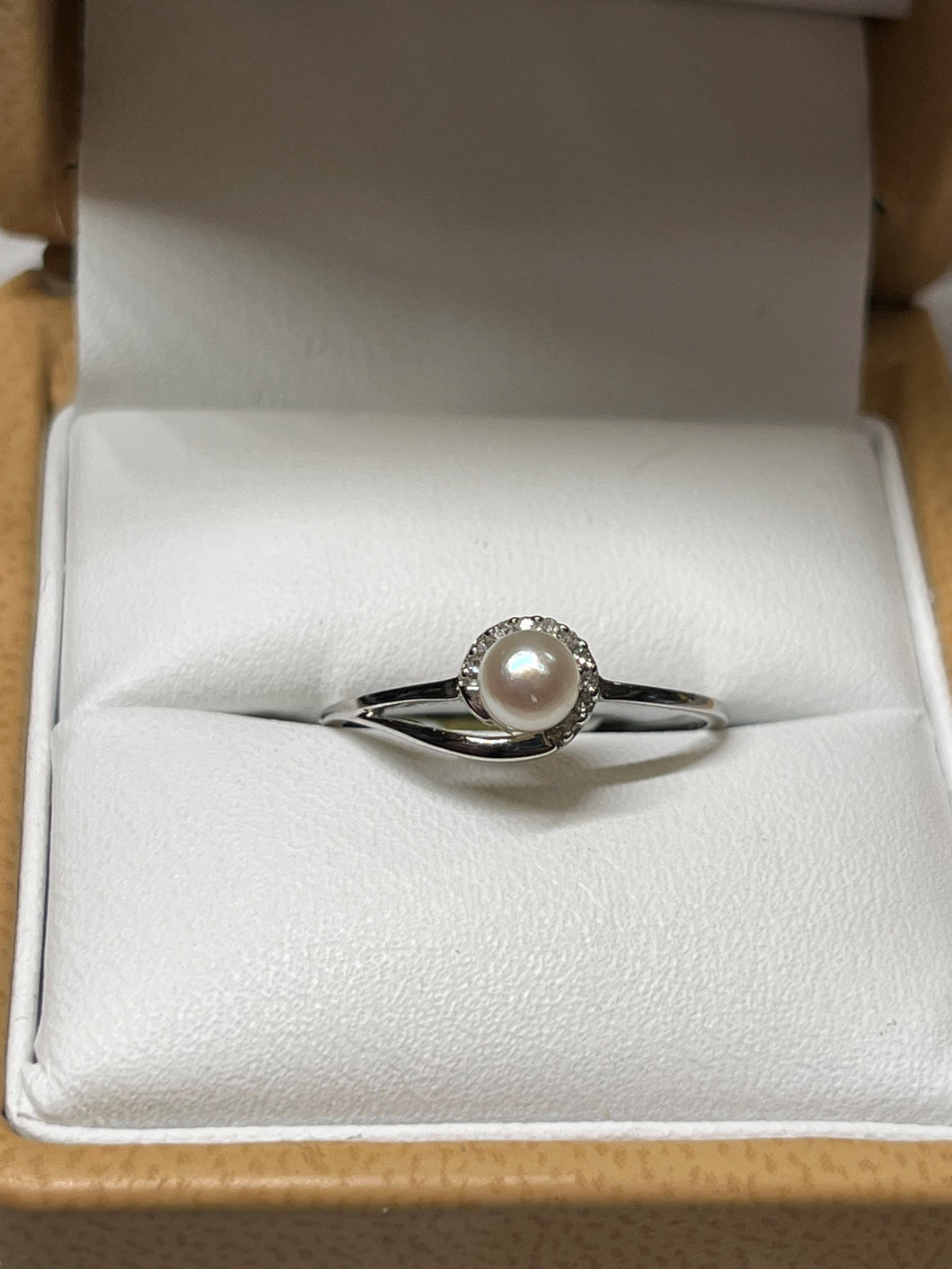 9ct White Gold Diamond & Cultured Pearl Ring